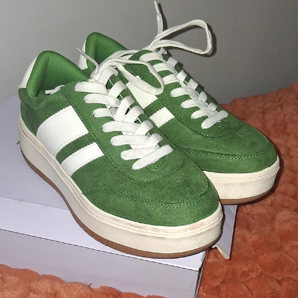 Madden Girl Green and White Sneakers. 9.5 - Picture 4 of 8
